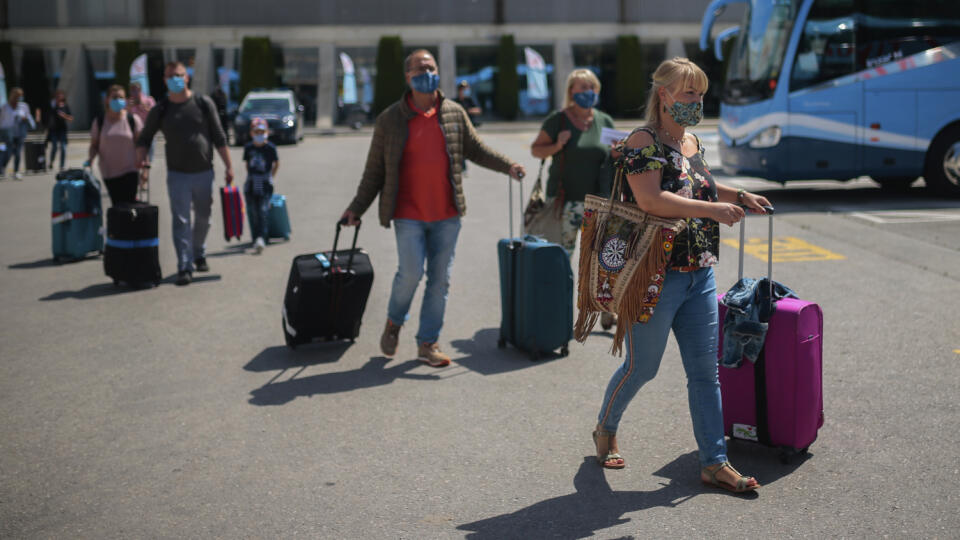 Nemeckí turisti na letisku v Palme de Mallorca