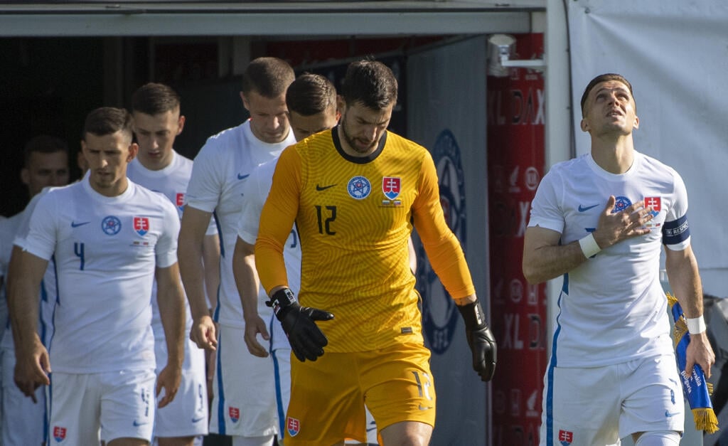 Na snímke sprava Peter Pekarík, ktorý nastúpil ako kapitán na svoj stý reprezentačný zápas, Dušan Kuciak, Denis Vavro a Jakub Holúbek (všetci Slovensko) prichádzajú na prípravný zápas pred EURO 2020 vo futbale Slovensko – Bulharsko v rakúskom meste Ried im Innkreis v utorok 1. júna 2021. FOTO TASR – Martin Baumann