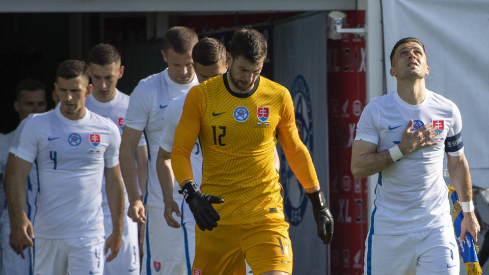 Na snímke sprava Peter Pekarík, ktorý nastúpil ako kapitán na svoj stý reprezentačný zápas, Dušan Kuciak, Denis Vavro a Jakub Holúbek (všetci Slovensko) prichádzajú na prípravný zápas pred EURO 2020 vo futbale Slovensko – Bulharsko v rakúskom meste Ried im Innkreis v utorok 1. júna 2021. FOTO TASR – Martin Baumann