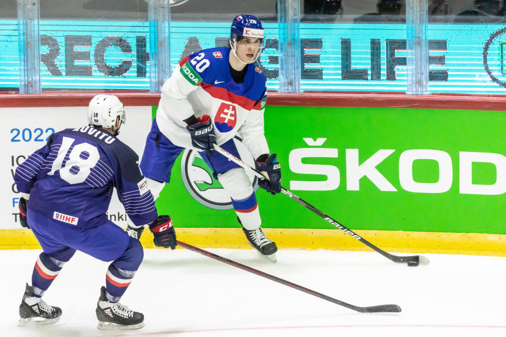 Na snímke je Juraj Slafkovský počas úvodného zápasu slovenskej hokejovej reprezentácie v ľadovom hokeji proti Francúzsku.