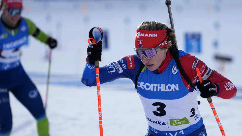 WA 10 Pokljuka - Slovenská biatlonistka Paulína Bátovská Fialková preteká na trati šprintu žien na 7,5 km v rámci 4. kola Svetového pohára v slovinskej Pokljuke vo štvrtok 5. januára 2023. FOTO TASR/AP
Slovakia's Paulina Batovska Fialkova competes during the women 7.5 kms sprint competition at the Biathlon World Cup event in Pokljuka, Slovenia, Thursday, Jan. 5, 2023. (AP Photo/Darko Bandic)