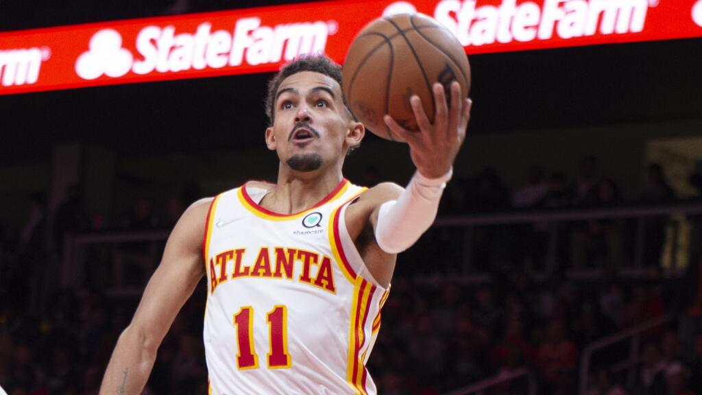 JB 32 Atlanta - Hráč Atlanty Hawks Trae Young strieľa na kôš v basketbalovom zápase zámorskej NBA proti Milwaukee Bucks v Atlante 14. novembra 2021. FOTO TASR/AP
Atlanta Hawks Trae Young (11) scores during the second half of an NBA basketball game against the Milwaukee Bucks, Sunday, Nov. 14, 2021, in Atlanta. (AP Photo/Hakim Wright Sr.)