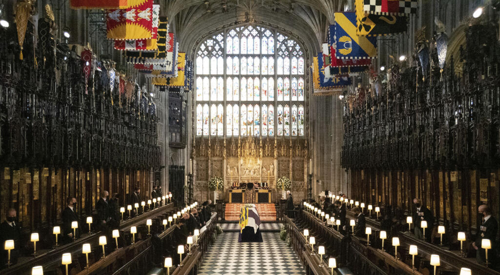 JB 88 Windsor - Rakva s telesnými pozostatkami britského princa Philipa položená v Kaplnke svätého Juraja počas pohrebu britského princa Philipa, manžela britskej kráľovnej Alžbety II., ktorý zomrel minulý piatok vo veku 99 rokov, v areáli Windsorského zámku vo Windsore 17. apríla 2021. Philipovo telo previezli zo súkromnej kaplnky pred vchod hradného areálu na špeciálne upravenom Land Roveri, ktorý pomohol navrhnúť sám princ. Odtiaľ sa začne čestný osemminútový sprievod, ktorý budú tvoriť prísl