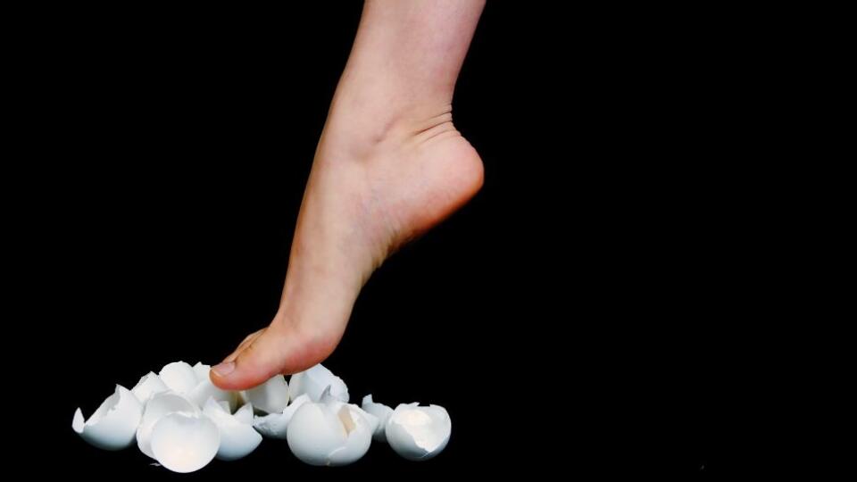 Vaječné škrupinky sú užitočné najmä pre ľudí s osteoporózou. Ak ich dáte zreagovať s citrónom, získate väčšie množstvo vápnika než z drahých prípravkov z lekární.
