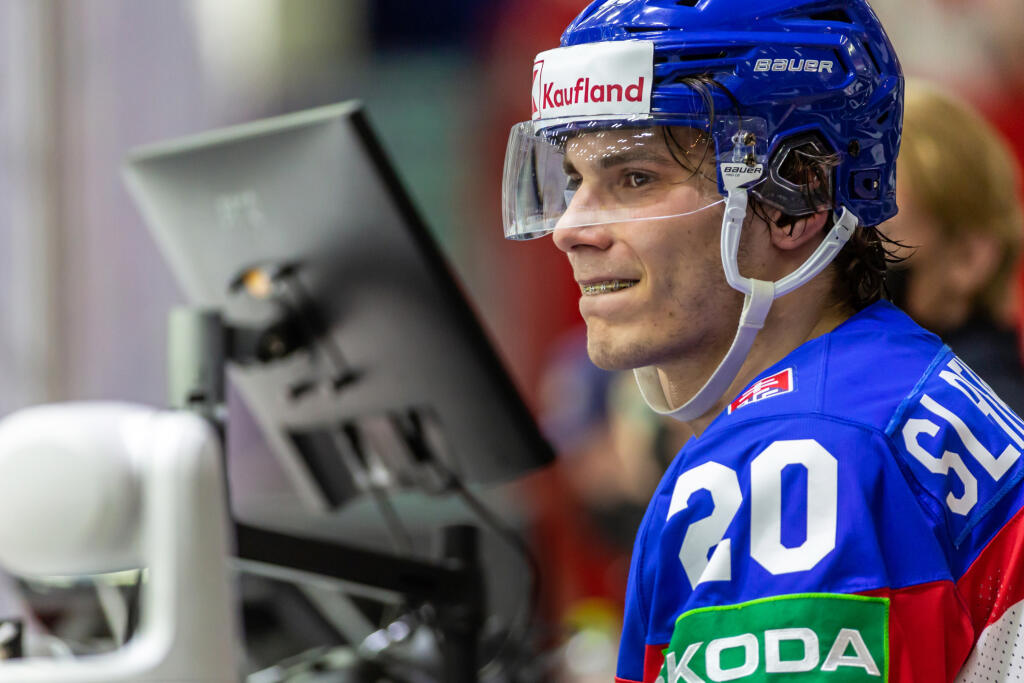 Na snímke je Juraj Slafkovský počas štvrtého zápasu základnej skupiny MS 2022 v Helsinkách, v ktorom nastúpili slovenskí hokejisti proti Švajčiarsku.