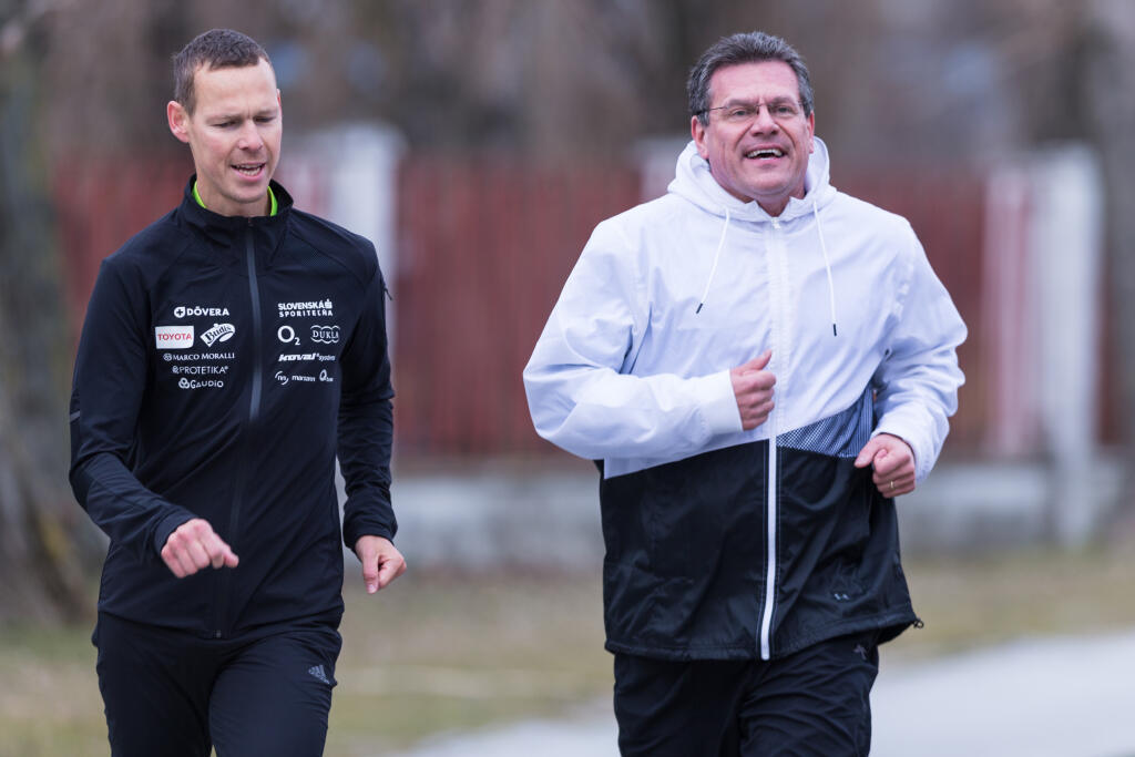 Maroš Šefčovič si rád zabehá. Ukázal to v prezidentskej kampani, keď natočil video, na ktorom si doprial ranný beh s olympijským víťazom Matejom Tóthom.