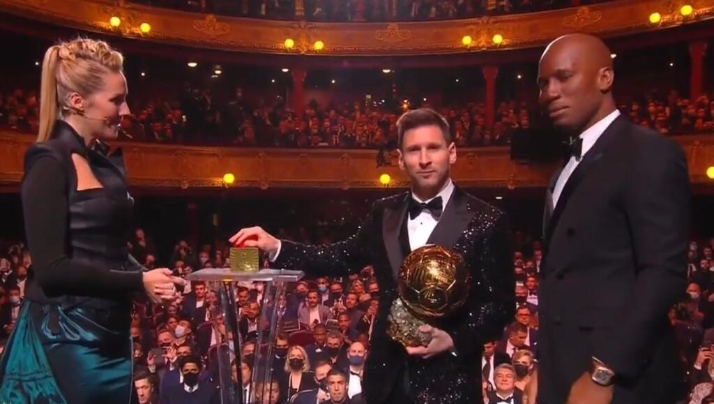 Argentínsky futbalista Lionel Messi ovládol prestížnu anketu už rekordný siedmykrát. Týmto tlačidlom rozžiaril bezprostredne po triumfe parížsku Eiffelovku.