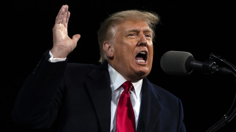 KK4 Valdosta - Americký prezident Donald Trump hovorí počas kampane pre republikánsku kandidátku do Senátu Kelly Loefflerovú 5. decembra 2020 vo Valdoste. FOTO TASR/AP
President Donald Trump speaks at a campaign rally for Senate Republican candidates, Sen. Kelly Loeffler, R-Ga., and Sen. David Perdue, R-Ga., at Valdosta Regional Airport, Saturday, Dec. 5, 2020, in Valdosta, Ga. (AP Photo/Evan Vucci)