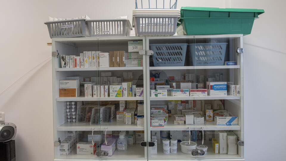 Na snímke skrinka s liekmi v priestoroch novootvorenej Kliniky nefrológie a transplantácií obličiek Lekárskej fakulty UK v Univerzitnej nemocnici – Nemocnici akad. L. Dérera na Kramároch. Bratislava, 28. novembra 2023. FOTO TASR - Michal Svítok