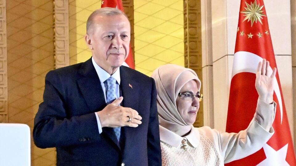 Podľa neoficiálnych výsledkov druhého kola prezidentských volieb v Turecku zvíťazil Erdogan so ziskom 52,16 percenta hlasov.