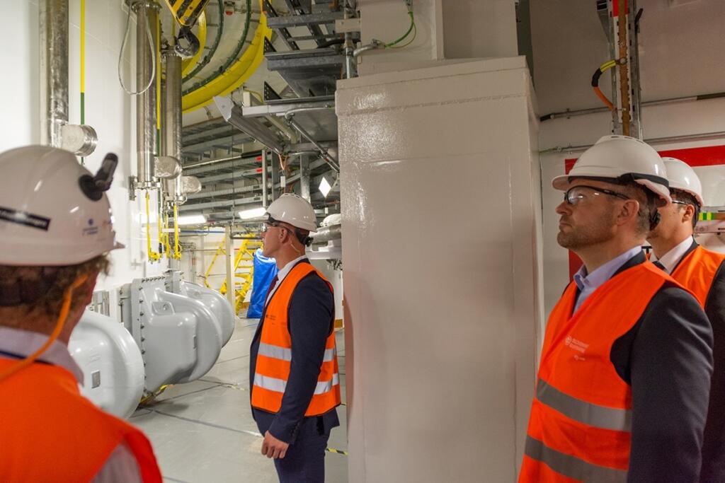 Peter Pellegrini počas prehliadky stavby elektrárne v Mochovciach