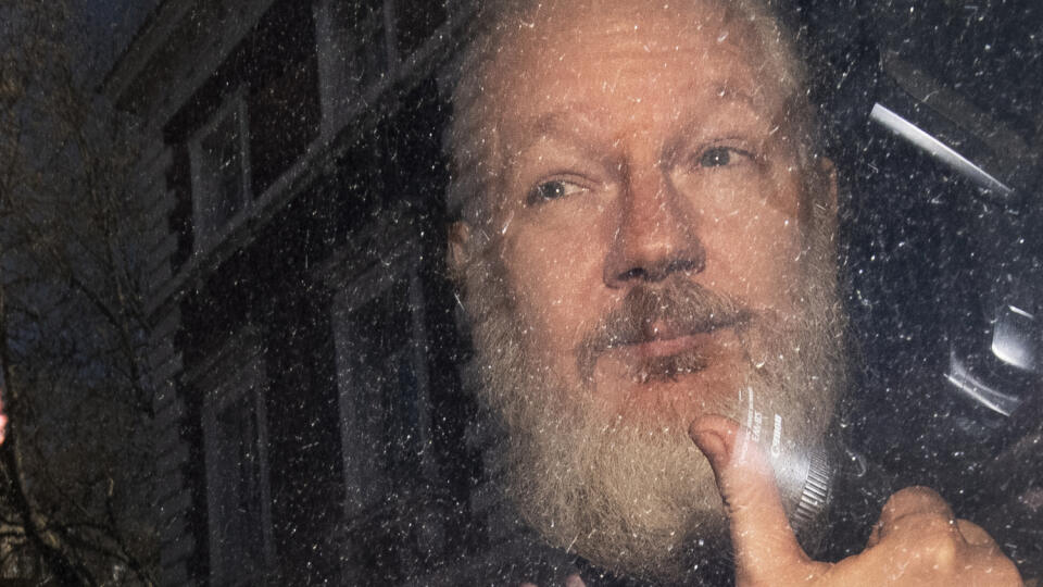 Na nepoznanie: Julian Assange pred únikom na ekvádorské veľvyslanectvo a po nedávnom zatknutí.