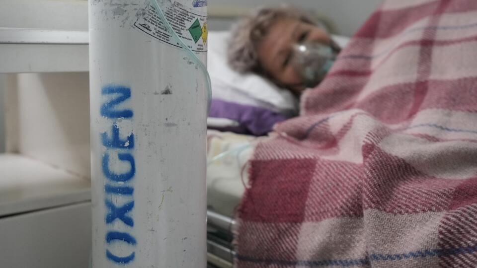 KK43 Bukurešť - Pacientka dýcha cez kyslíkovú masku na Covid oddelení v Bukurešti 23. septembra 2021. Za mesiac september sa počet novoinfikovaných v Rumunsku zvýšil z približne 1000 prípadov denne na rekordných viac ako 12.000 hlásených vo štvrtok 30. septembra. Proti koronavírusu je v krajine plne zaočkovaných iba 34 percent dospelej populácie. FOTO TASR/AP
A patient breathes through an oxygen mask at the COVID-19 unit of the Marius Nasta National Pneumology Institute in Bucharest, Romania, Th