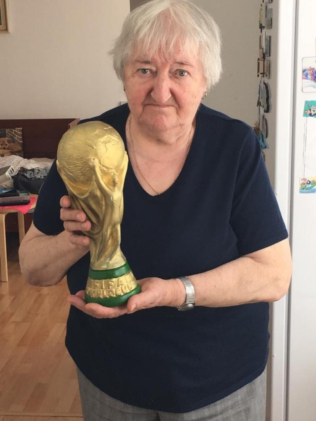 Koronavírusu žiaľ podľahla jeho milovaná matka Paula.
