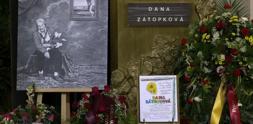V sále krematória hrala hudba a stála čestná stráž.