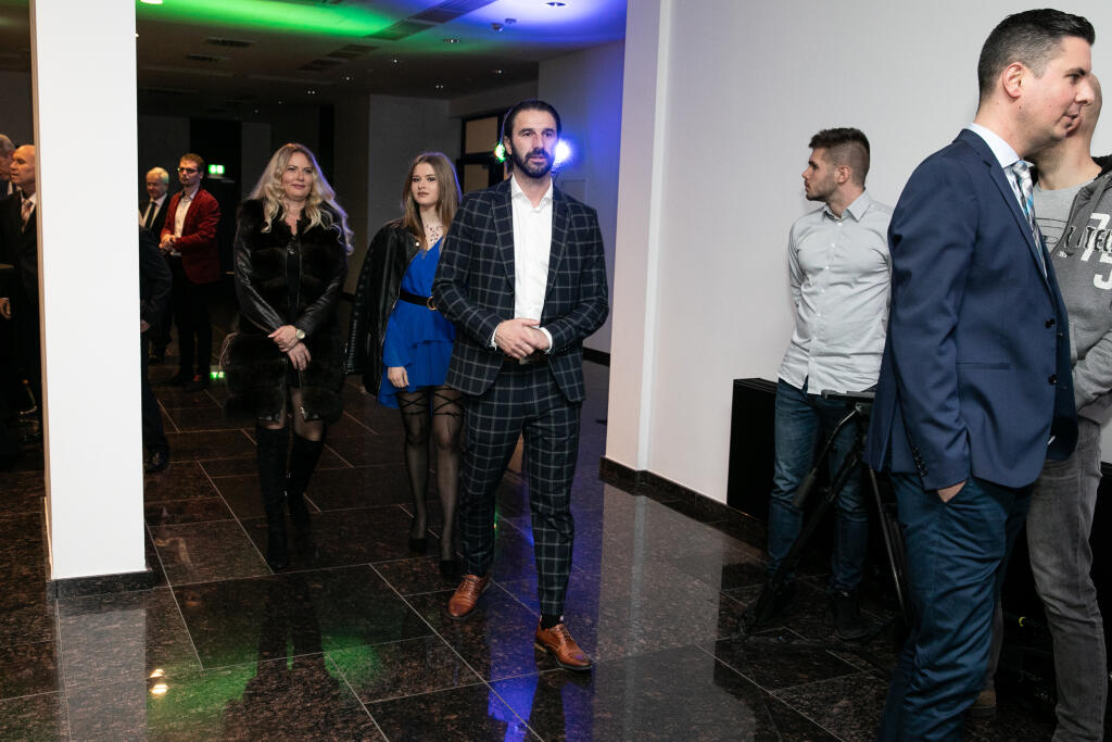Viktoria prišla v sprievode svojho otca Martina Ševelu a mamy Lucie.
