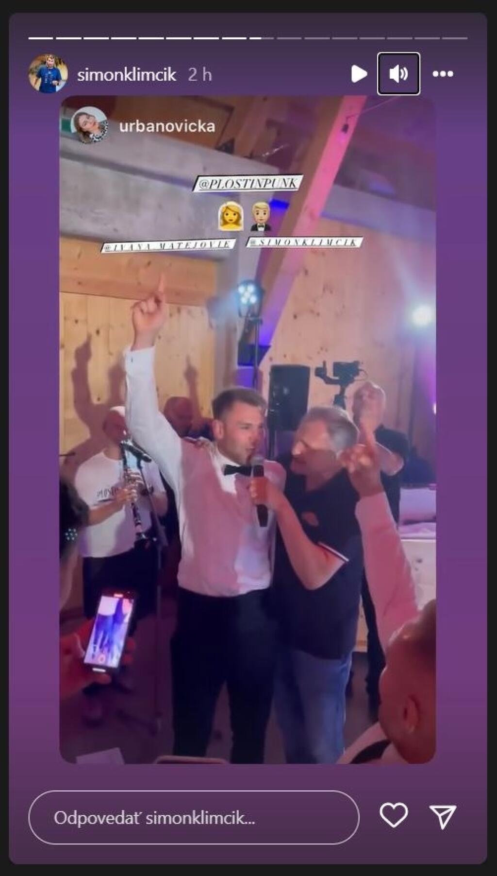 Do tanca a do spevu hrala slovenská skupina Ploštín Punk, ktorá mladomanželov a svadobných hostí dostala do varu. Šimon Klimčík si s nimi zaspieval jednu z ich piesní.