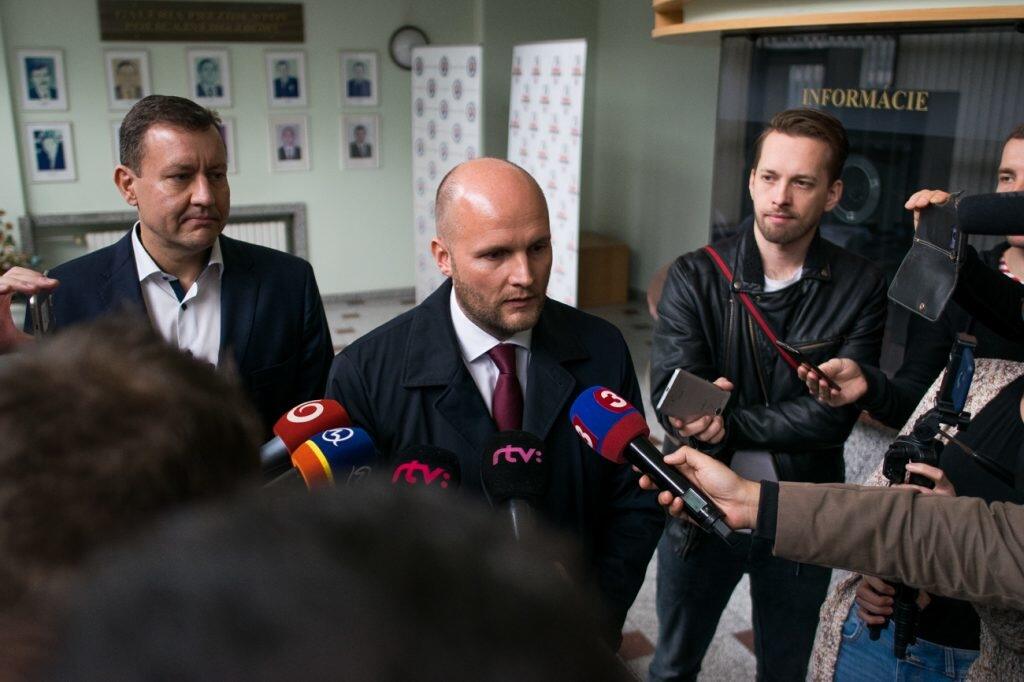 Stíhanie Naďa je ako lovenie komárov raketometom, povedal exveľvyslanec v USA