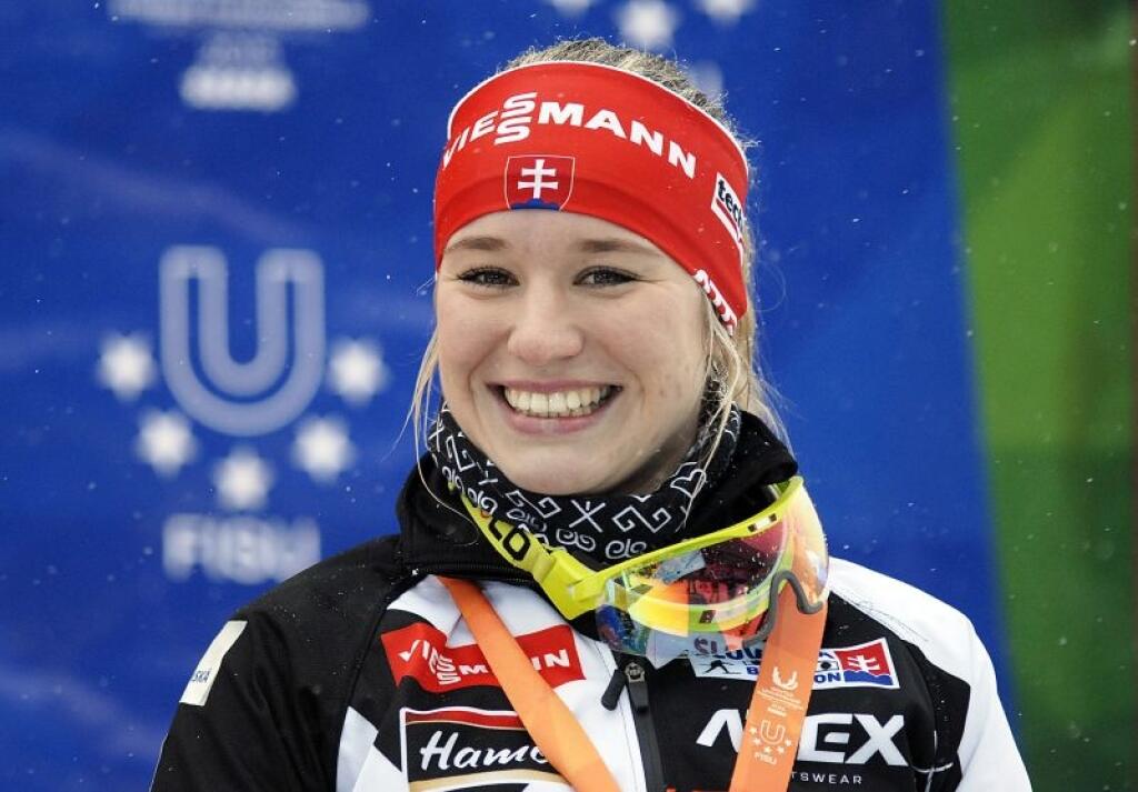 O prvú medailu pre slovenskú výpravu sa na SZU postarala biatlonistka Paulína Fialková. Na 15 km vytrvalostnej trati skončila v Osrblí na bronzovom stupienku a pre slovenský biatlon vybojovala v histórii univerziád 17. vzácny kov. Na snímke slovenská biatlonistka Paulína Fialková sa teší na pódiu zo zisku bronzovej medaily vo vytrvalostných pretekoch na 15 km žien na 27. svetovej zimnej univerziáde. Osrblie, 25. januára 2015. FOTO TASR - Dušan Hein