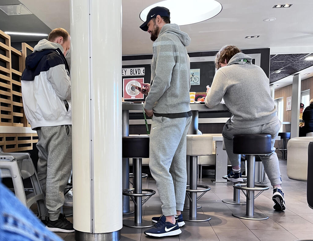 Zdravá strava ich zrejme príliš netrápi. Kazašských hokejistov sme deň pred zápasom so Slovenskom nachytali v známom fastfoode McDonald's. Namiesto zdravej a diétnej stravy si dopriali hamburgery, colu a hranolčeky.