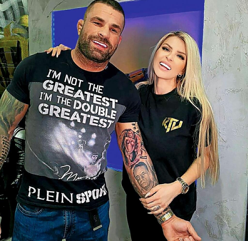 Extravagantná dvojica odišla zo zimy do teplého Dubaja.