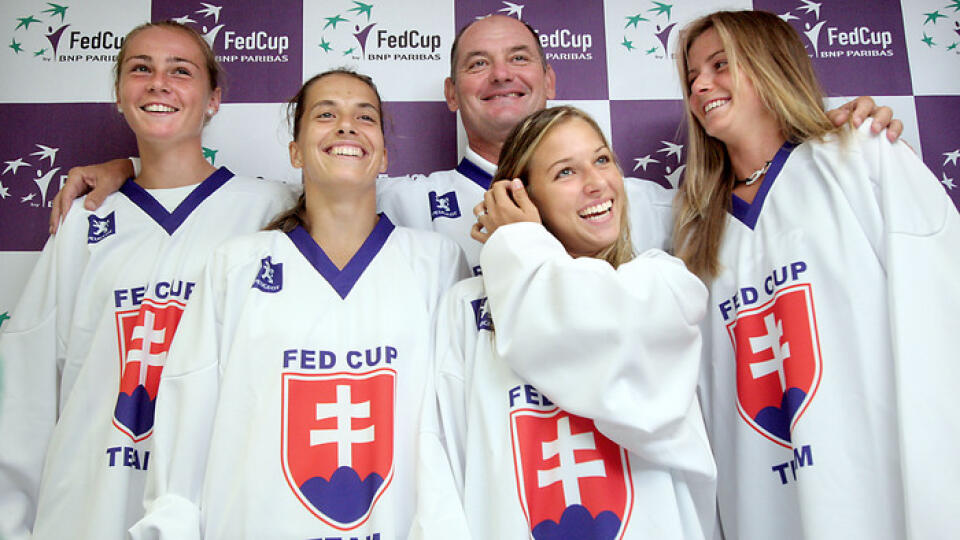 Slovenský FedCupový tím (z¾ava): Magdaléna Rybáriková, Janette Husárová, Dominika Cibulková a Daniela Hantuchová a Kapitán Mojmír Mihal (v strede) na tlaèovej besede v NTC štyri dni pred zaèiatkom súboja play off o úèas v II. svetovej skupine tenisového Pohára federácie proti Thajsku. Foto: SITA/Nina Bednáriková