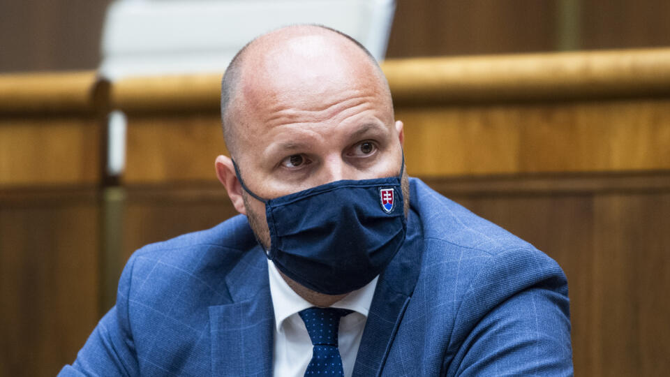 Na snímke minister obrany SR Jaroslav Naď (OĽaNO) počas rokovania mimoriadnej 34. schôdze NRSR v Bratislave 30. júna 2021. Minister financií Igor Matovič (OĽANO) čelí odvolávaniu z funkcie. FOTO TASR - Jaroslav Novák