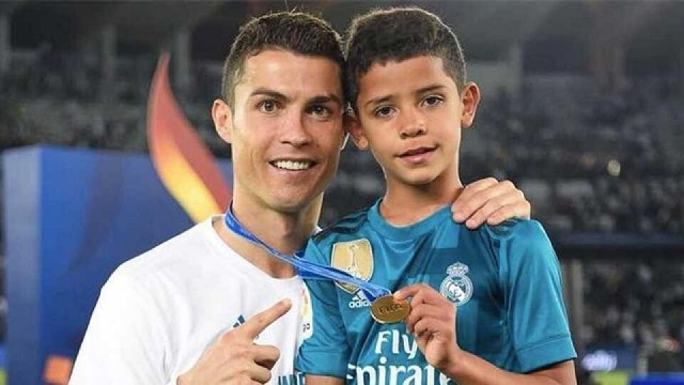 Cristiano Ronaldo zobral syna na miesta, kde vyrastal.
