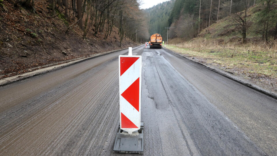 Na Slovensku sa začali veľkoplošné opravy ciest prvej triedy. Začína sa s 30 úsekmi po celom Slovensku. Pôjde spolu o 90 kilometrov, investícia je 23 miliónov eur. Na snímke oprava cesty prvej triedy na úseku Dolný Harmanec a Harmanecká jaskyňa v Harmanci pri Banskej Bystrici 16. apríla 2021. FOTO TASR - Ján Krošlák