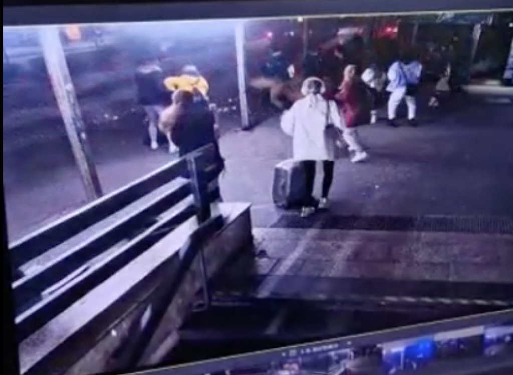 Na snímke ZÁBERY Z MIESTA smrteľnej nehody na zastávke MHD Zochova v Bratislave. Po tom, čo auto vpálilo medzi ľudí, nastala panika. Ľudia sa bežali pozrieť, čo sa stalo.