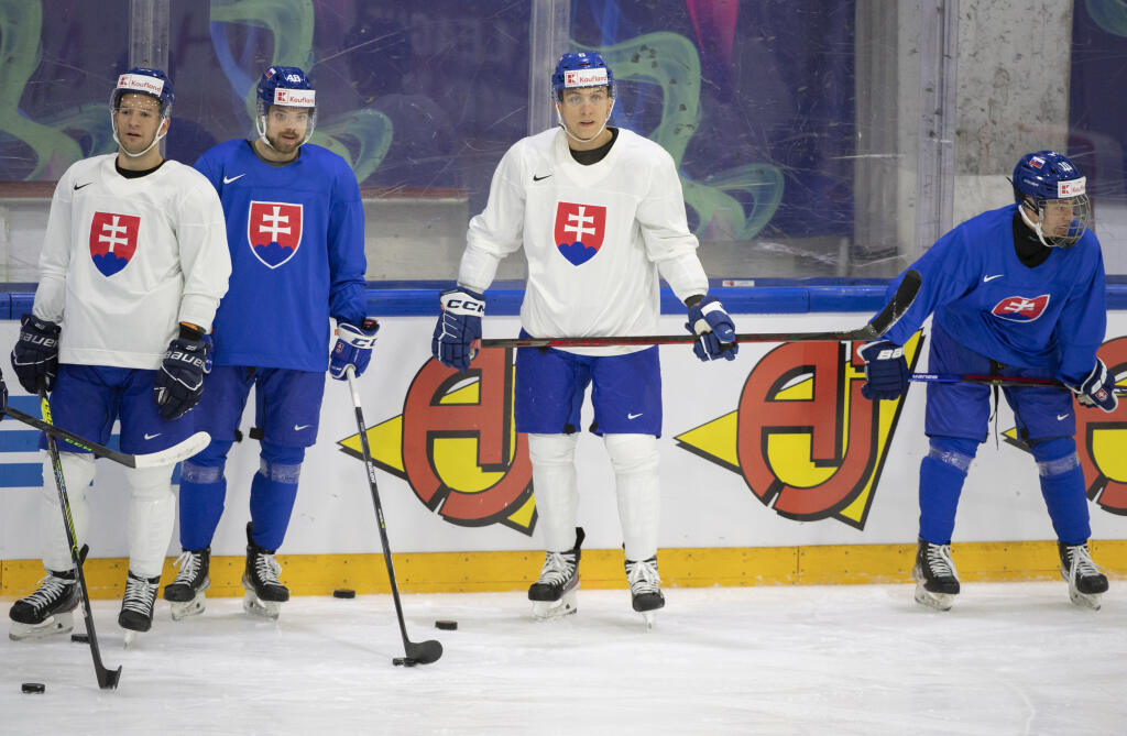 Na snímke slovenskí reprezentanti sprava Adam Sýkora, Martin Fehérváry, Daniel Gachulinec a Mislav Rosandič počas tréningu na 85. majstrovstvách sveta v ľadovom hokeji v Helsinkách.