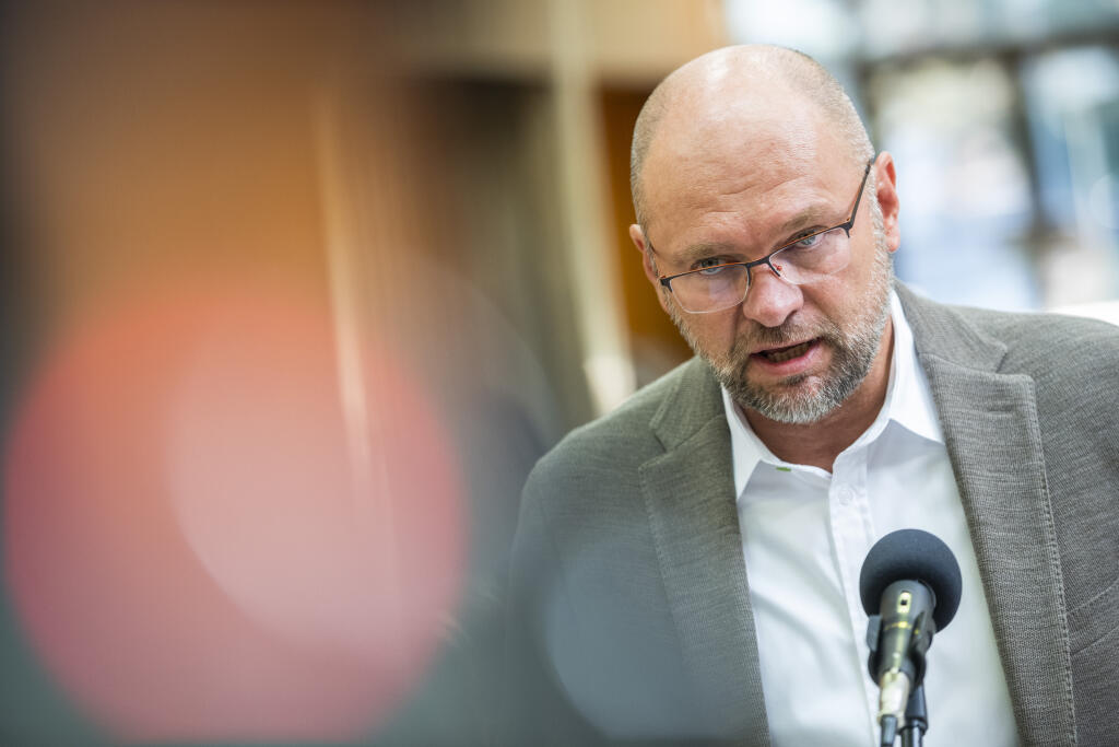 Na snímke minister hospodárstva SR v demisii a prvý podpredseda vlády pre ekonomiku SR Richard Sulík (SaS) odpovedá na otázky novinárov pred 100. rokovaním vlády SR o aktuálnej situácii v energetike v Bratislave 2. septembra 2022. FOTO TASR - Jaroslav Novák