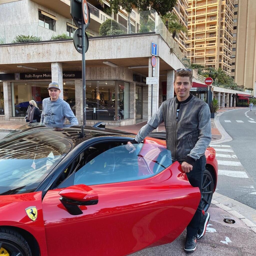 Peter Sagan a jeho brat Juraj si užili jazdu v luxusnom Ferrari. Zatiaľ nie je jasné, či auto patrí jednému z nich.
