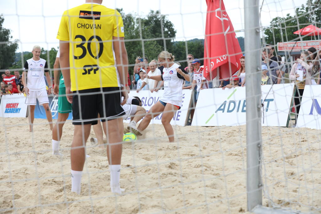 Dominika Cibulková ukázala niečo aj s futbalového umenia. Nechýbal jej pri tom úsmev na tvári.