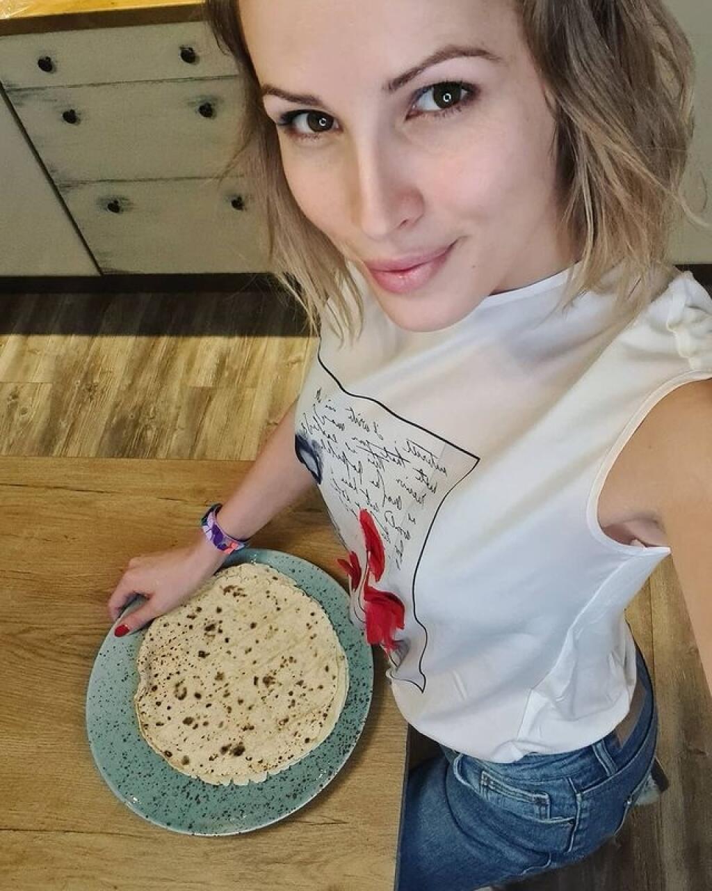 Kuchyňa bola pôvodne čierna, toto je jen novšia verzia. Mirka si prerábala kuchyňu sama...