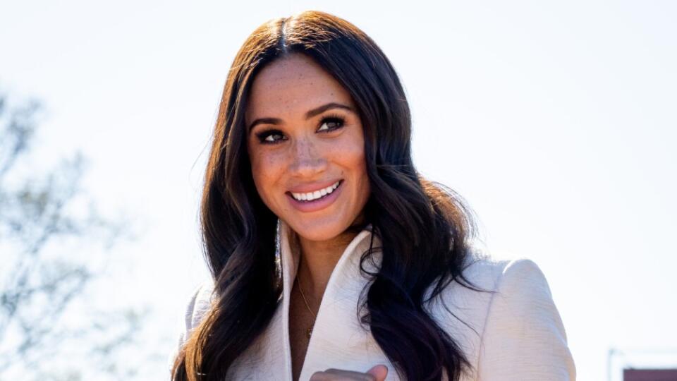 Meghan v štýlovom sačku doslova žiarila. Aj jej Harry mohol na nej oči nechať.