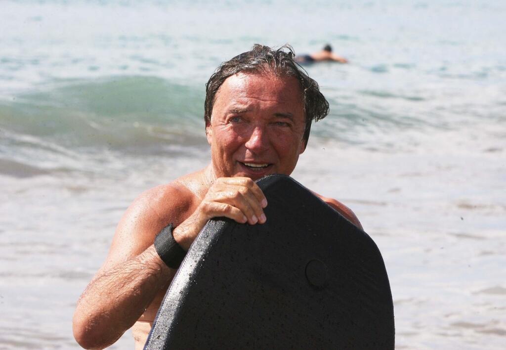 Fenomenálny Karel Gott bol podľa publikácie s názvom Gott – Československý príbeh, prísnym strážcom informácii o svojom živote. Neraz si ho vraj prikrášľoval nepravdivými, či skreslenými skutočnosťami.