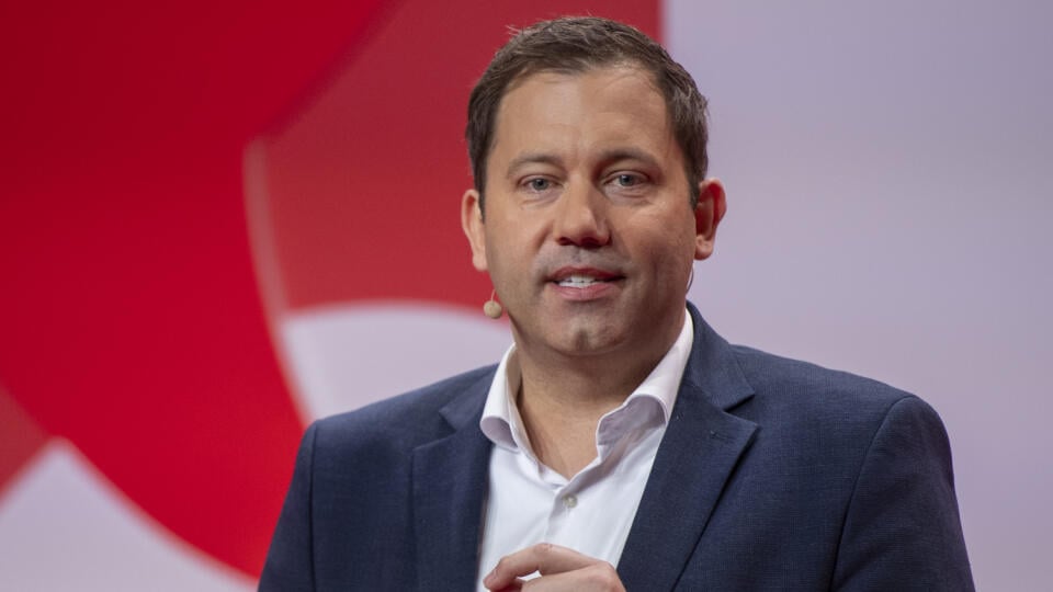 WA 21 archív Berlín - Na archívnej snímke z 5. novembra 2022 spolupredseda Sociálnodemokratickej strany Nemecka (SPD) Lars Klingbeil gestikuluje na otvorení zjazdu strany v Berlíne. Klingbeil v nedeľu 27. novembra 2022 uviedol, že nemecký zbrojný priemysel musí zrýchliť výrobu v súvislosti s nedostatkom vybavenia pre nemeckú armádu (Bundeswehr). FOTO TASR/DPA
ARCHIV - 05.11.2022, Berlin: Lars Klingbeil, SPD-Bundesvorsitzender, spricht bei der Eröffnung vom SPD-Debattenkonvent. Themen des Debatt