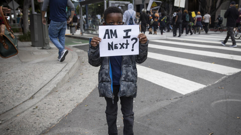 Chlapec drží papier s nápisom "Som ďalší ?" počas protestu proti policajnému zásahu v Los Angeles. Protesty proti smrti neozbrojeného muža čiernej pleti, ktorý v americkom meste Minneaopolis, štát Minnesota, zomrel po zásahu belošského policajta, pokračovali aj napriek zákazu vychádzania až do piatkových neskorých večerných hodín, pričom nepokoje vypukli aj v ďalších mestách na území Spojených štátov.