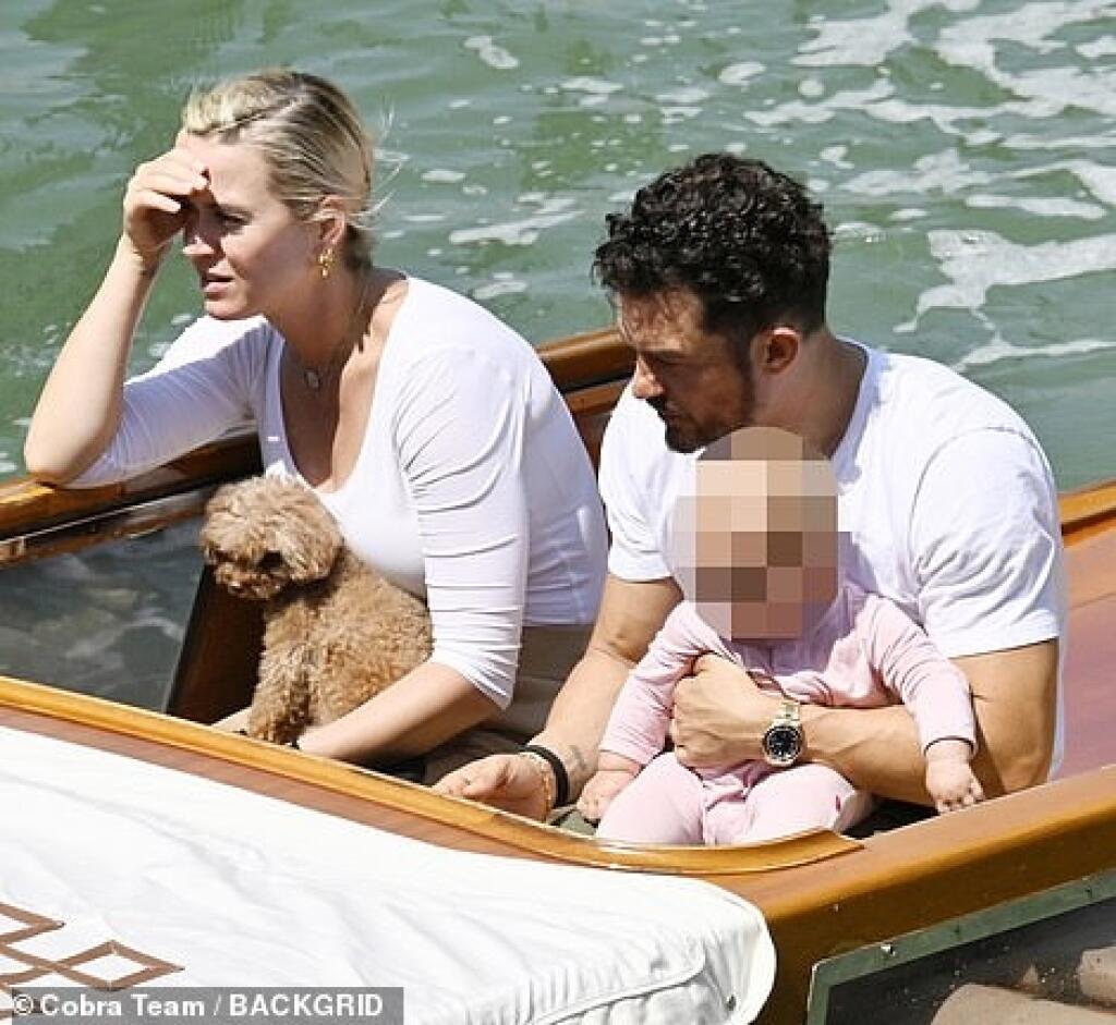 Zaľúbenci a rodičia 9-mesačnej Daisy Katy Perry (36) a Orlando Bloom (44) sa vybrali do historických Benátok a aj keď im fotografi a fanúšikovia nechceli dať pokoj, neustále si prejavovali nežnosti a užívali každý moment.