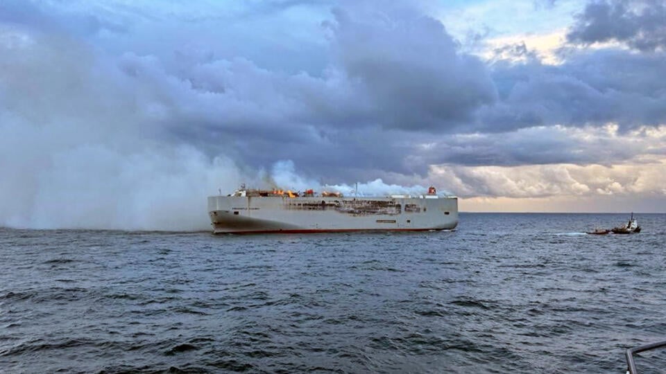 WA 35 Ameland - Dym stúpa z nákladnej lode Fremantle Highway prevážajúcej takmer 3 000 áut, ktorú zachvátil požiar severne od holandského ostrova Ameland v stredu 26. júla 2023. Požiar na lodi plaviacej sa pod vlajkou Panamy vypukol v utorok. Vlastník lode, spoločnosť Shoei Kisen Kaisha uviedla, že s vysokou pravdepodobnosťou ho spôsobili elektromobily. Dodala však, že presná príčina sa musí najskôr vyšetriť. Ak sa na loď dostane priveľa vody, môže to ovplyvniť jej stabilitu, uviedol hovorca pob