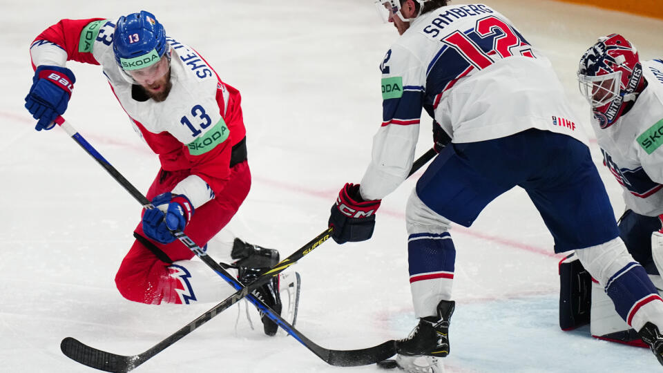 JB 13 Tampere - Český hráč Jiří Smejkal (vľavo) bojuje o puk s Američanom Dylanom Sambergom v zápase štvrťfinále na MS 2023 v hokeji USA - Česko v Tampere 25. mája 2023. FOTO TASR/AP
Czech Republic's Jiri Smejkal, left, and United States Dylan Samberg battle for the puck during the quarterfinal match between United States and Czech Republic at the ice hockey world championship in Tampere, Finland, Thursday, May 25, 2023. (AP Photo/Pavel Golovkin)