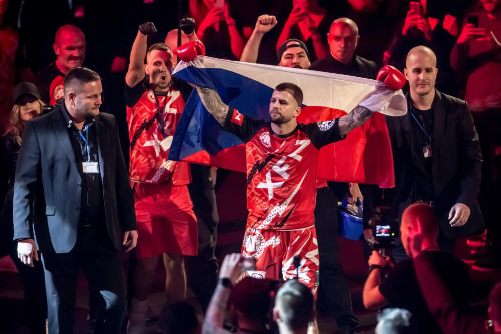 Petřinu môžu fanúšikovia bojových športov poznať tiež z boxerského zápasu so slovenským raperom Patrikom