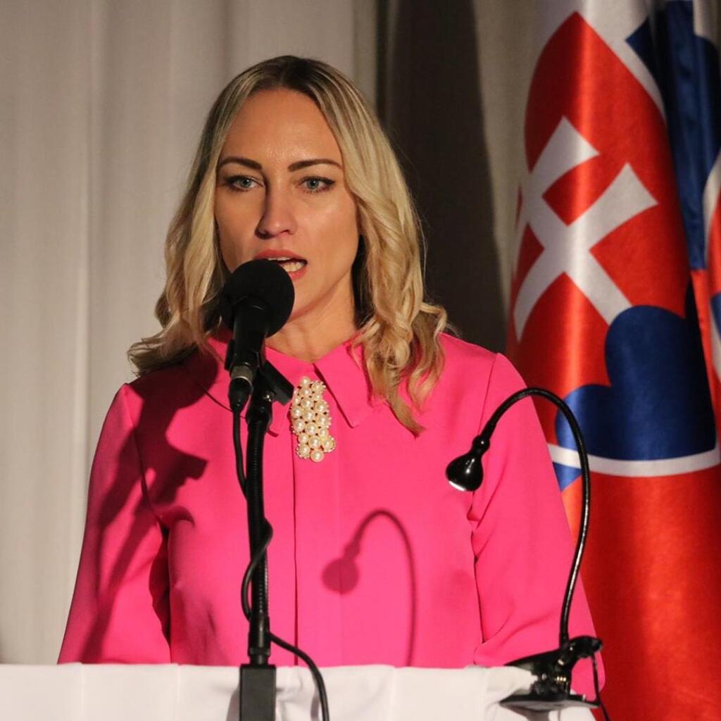 Poslankyňa Sme rodina Petra Hajšelová drela poslanecké lavice už počas minulého roka. Pre oko diváka je dobré, že sa opäť dostala do parlamentu.