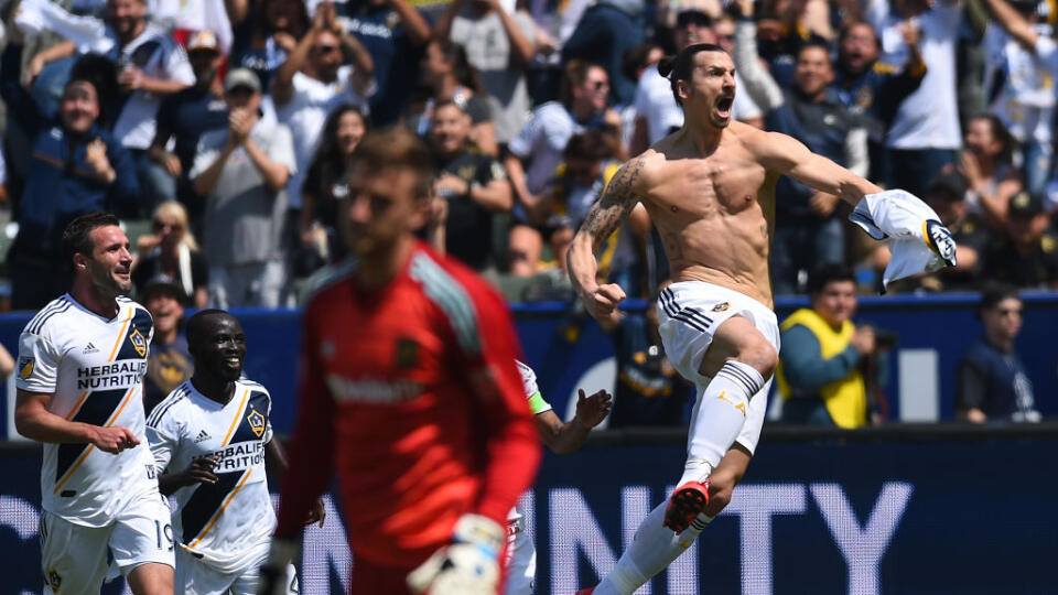 5. Zlatan Ibrahimovič. "Chceli ste Zlatana, ja som vám dal Zlatana." Najslávnejší debut v histórii MLS. Počas derby zápasu medzi tímami La Galaxy a LAFC prišiel na ihrisko "starý" Zlatan Ibrahimovič. LAFC viedlo 3-1, no so Zlatanom na ihrisku sa La Galaxy podarilo znížiť na 2-3 a potom prišiel nezabudnuteľný moment, ktorý pravdepodobne dokáže iba Zlatan. Takmer zo 40 metrov vypálil loptu fantastickým volejom a vyrovnal na 3:3.