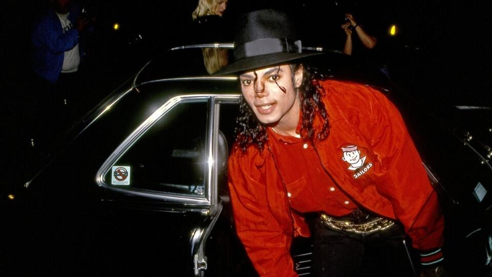 Deväťdesiate roky, Los Angeles - Michael Jackson prichádza na večierok.