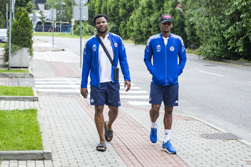 Hráči ŠK Slovan Bratislava počas odchodu na sústredenie v Rakúsku.