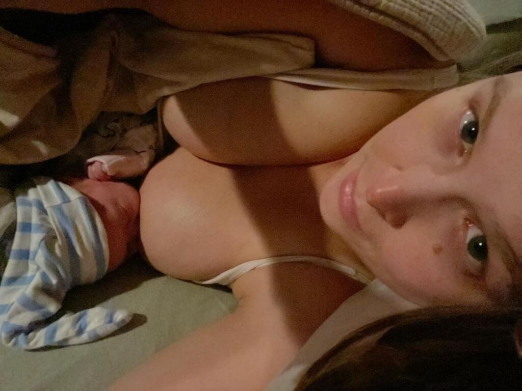 „Naši chlapci sa ma spýtali, ako nakŕmim dcérku v lietadle, keď sme ju brali s nami na Havaj. Odpovedala som jednoducho: tak ako vždy. Potom mi došlo, že pravdepodobne nikdy nevideli dojčiacu ženu a neboli si istí, či je to vhodné na verejnosti. Materstvo je krásna vec, ktorú by sme nemali skrývať. Nie je sa za čo hanbiť, naopak, treba sa tým chváliť,“ napísala Rouseyová na instagrame.
