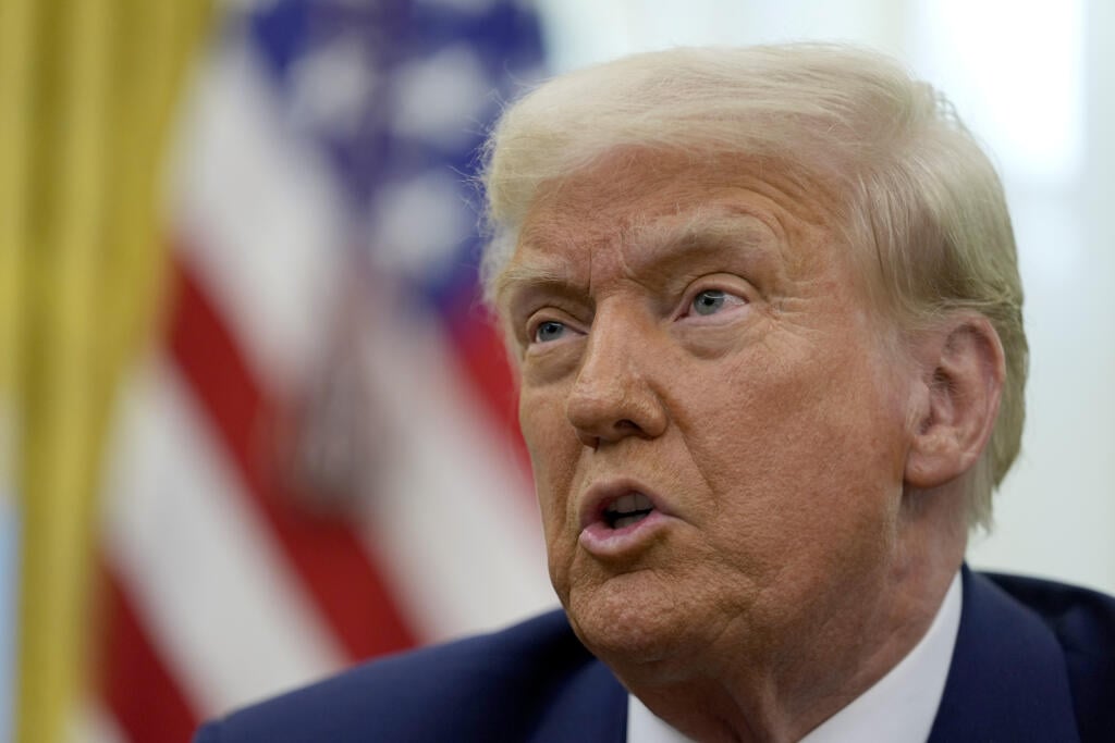 WA 51 Washington - Americký prezident Donald Trump odpovedá na otázky novinárov po podpise prezidentského memoranda o pláne na zavedenie recipročných ciel v Oválnej pracovni Bieleho domu vo Washingtone vo štvrtok 13. februára 2025. Tie však nezačnú platiť okamžite. TASR o tom informuje na základe správ DPA, CNBC a Reuters. FOTO TASR/AP 

President Donald Trump speaks to reporters after signing an executive order in the Oval Office of the White House, Thursday, Feb. 13, 2025, in Washington. (AP P