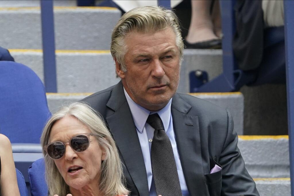 WA 26 New York - Americký herec Alec Baldwin sleduje finálový zápas mužskej dojhry medzi Srbom Novakom Djokovičom a Rusom Daniilom Medvedevom na grandslamovom turnaji US Open 12. septembra 2021 v New Yorku. Ruský tenista Daniil Medvedev sa stal víťazom mužskej dvojhry a získal prvý grandslamový titul v kariére. Vo finále zvíťazil po životnom výkone ako nasadená dvojka nad turnajovou jednotkou Srbom Djokovičom 6:4, 6:4, 6:4 a prekazil mu kalendárny Grand Slam. FOTO TASR/AP
Alec Baldwin watches p